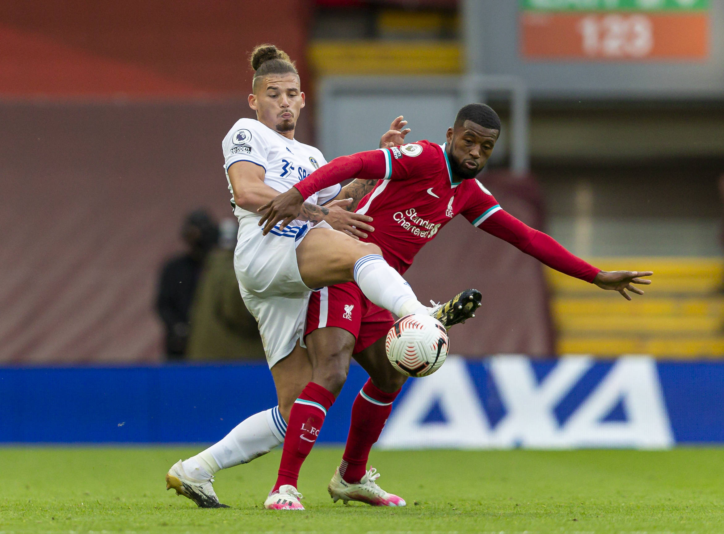 她不仅在发 她不仅在发