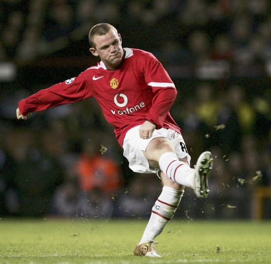 圣诞夜篮球盛宴：詹姆斯再现辉煌，库里遭遇滑铁卢？（圣诞大战看点：詹姆斯再度爆发，库里遭遇低迷？）